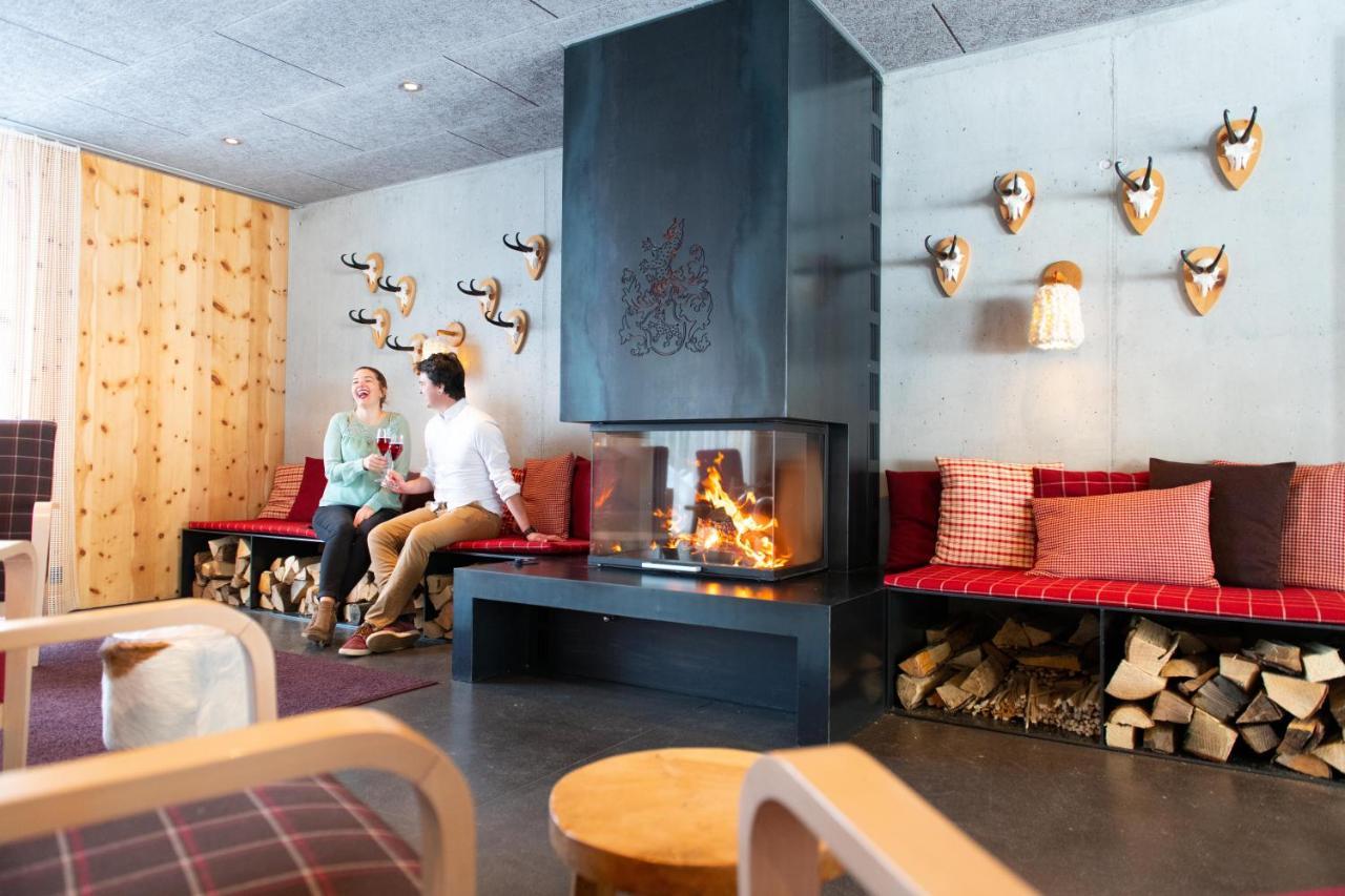 Berghotel Mettmen Schwanden  エクステリア 写真